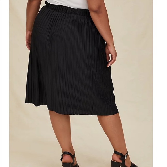 Torrid BLACK ACCORDION PLEATED MIDI SKIRT - Picture 3 of 7